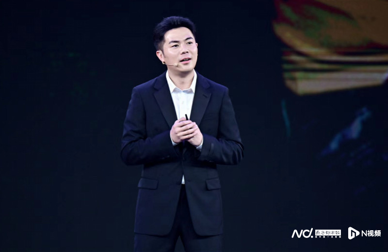 【奶茶新贵将迎娶光伏千金！】11月20日，一则结婚请柬在网络上流传，揭开了一场