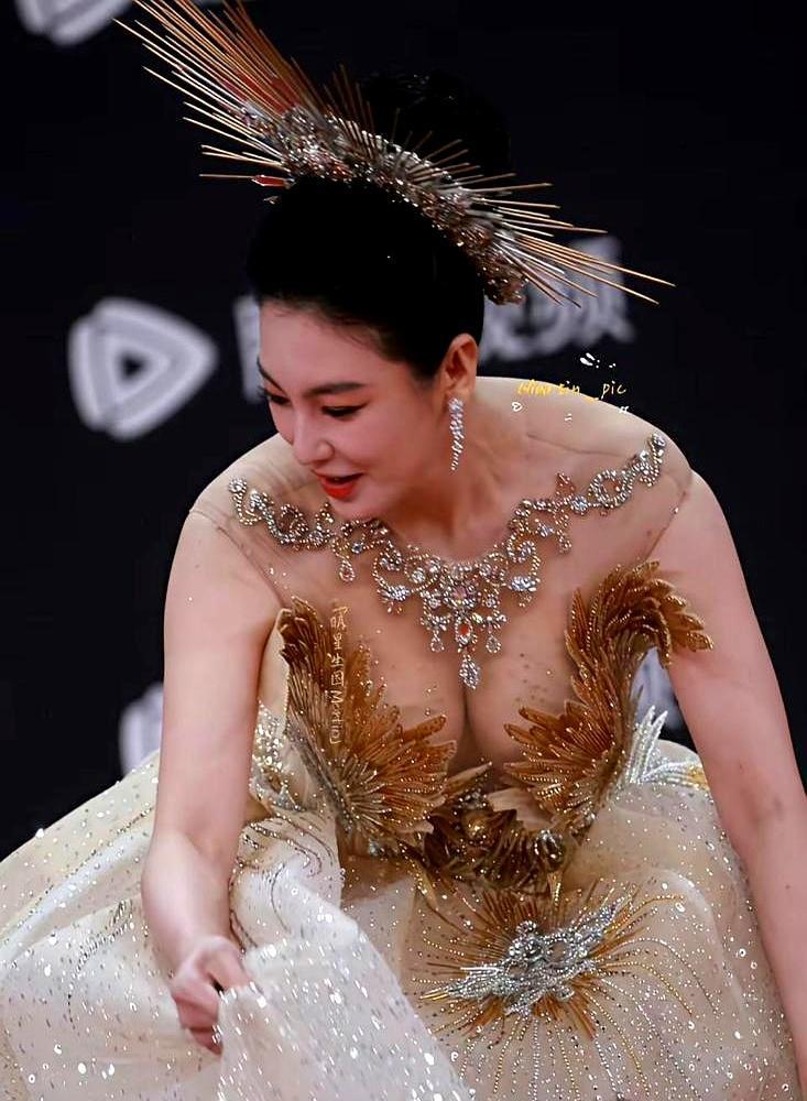 听说张雨绮的私教月薪六位数。她自己呢，凌晨5点就泡在健身房举铁，手臂肌肉线