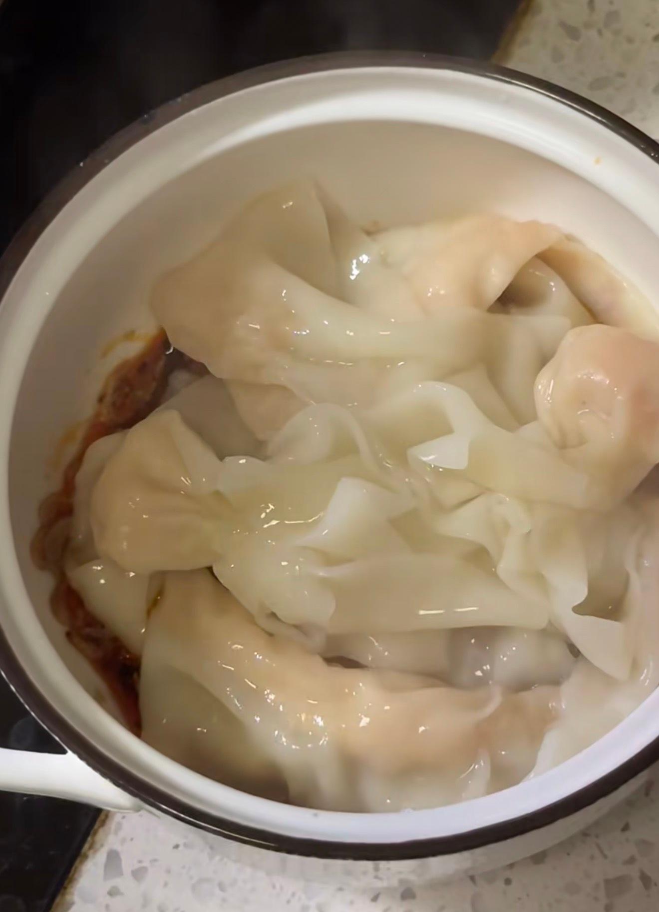 第一个发明虾滑宽面的是天才虾滑宽面，这感觉就是长条状的馄炖[思考]​​​