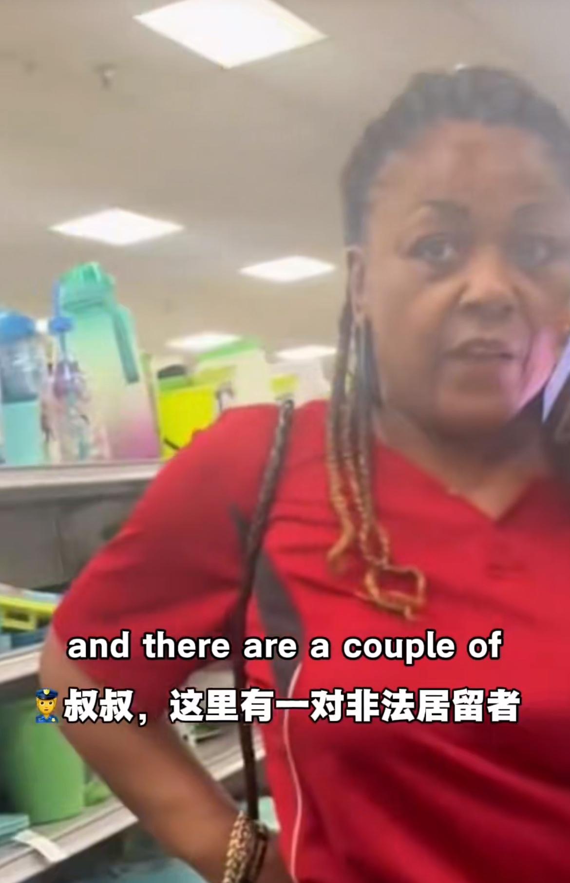 华人女子与黑人大妈发生冲突，大妈“在美国就要说英文”华人女子一直说自己是美国人说