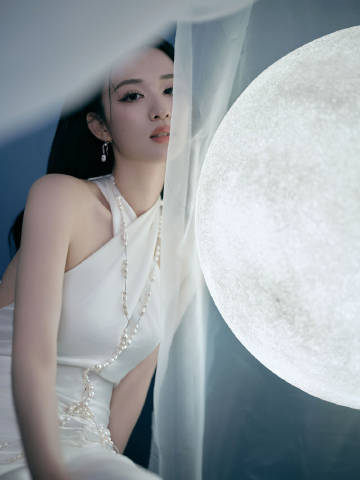 陈都灵纯白缎面鱼尾裙，清冷氛围感直接拉满✨​​​