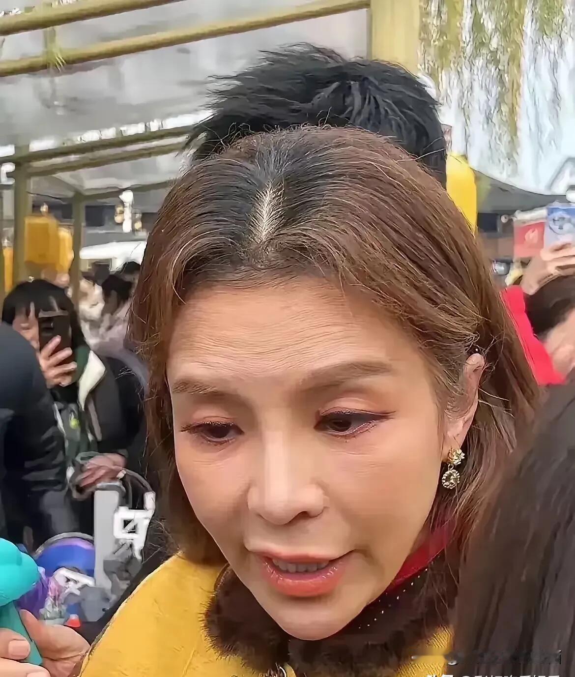 她在荧幕中是那么的精致，气质跟董卿一样好的女主持人，没想到现实中的她也是一样满脸
