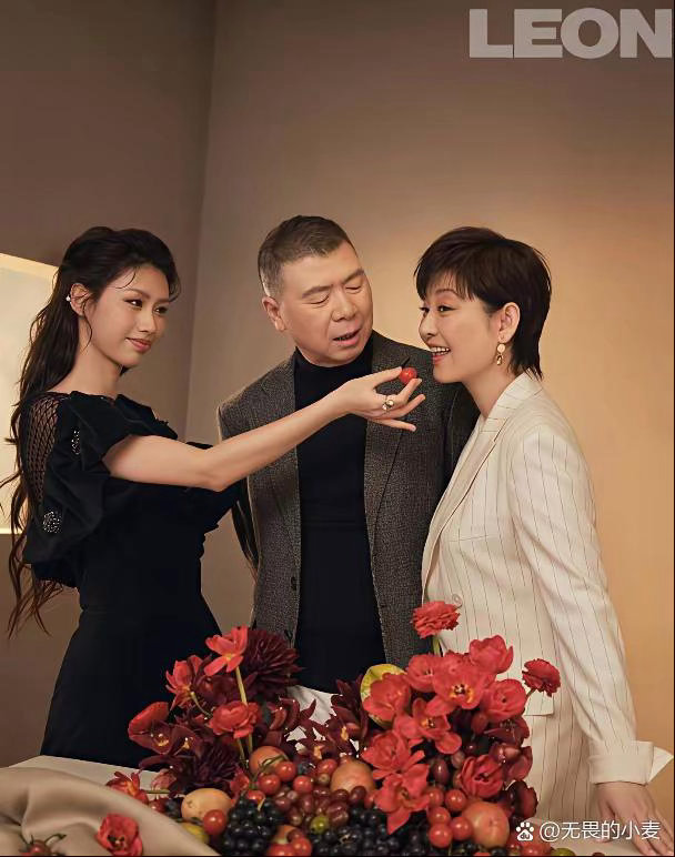 这是冯小刚、徐帆、养女徐朵一家三口合体拍摄《LEON》杂志的正式组图。看到照片，