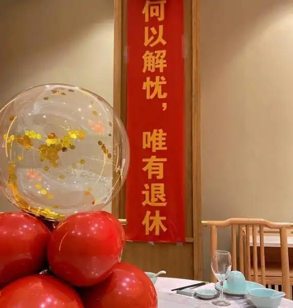 退休金4200够花？买药看价签、买肉算预算，老人抠门是小气还是怕穷？退休金