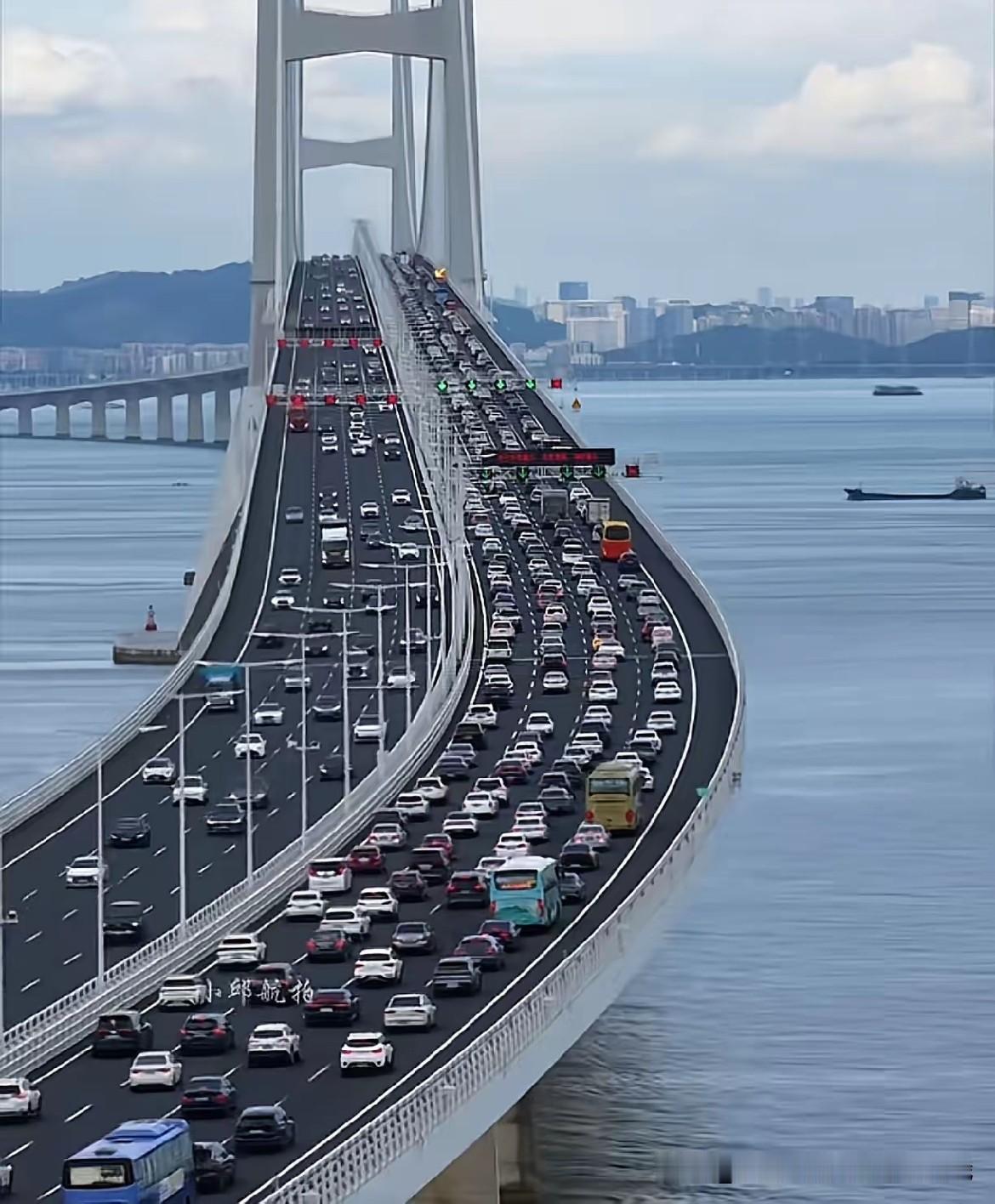 今年国庆的返程高峰有点来的太早了吧，才10月4日，很多人就纷纷返程了，而今年的返