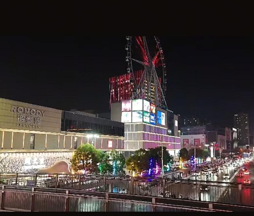 昨天晚上三嫂带我跟老胡逛临沂泰盛广场，确实挺震撼的，一个地级市，商业规模可比黑龙