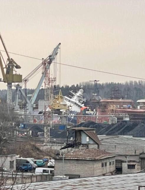 俄罗斯这下损失大了，25日一艘停泊在列宁格勒维堡造船厂的23550型武装破冰船遭