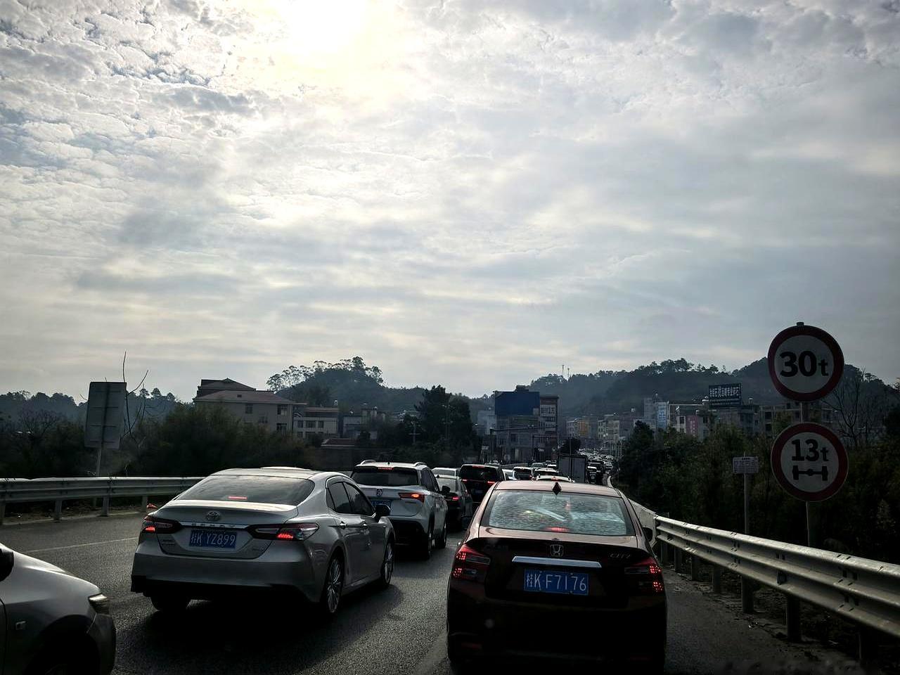 这路上堵的，年味儿反倒更浓了！广西北流北宝路这几天算是彻底“忙”起来了，私家车