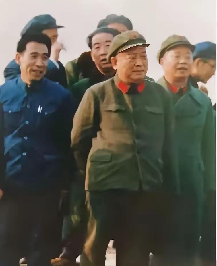 这是当年余秋里视察胜利油田时，李晔书记（曾任余秋里秘书）陪同时的珍贵照片！有了李