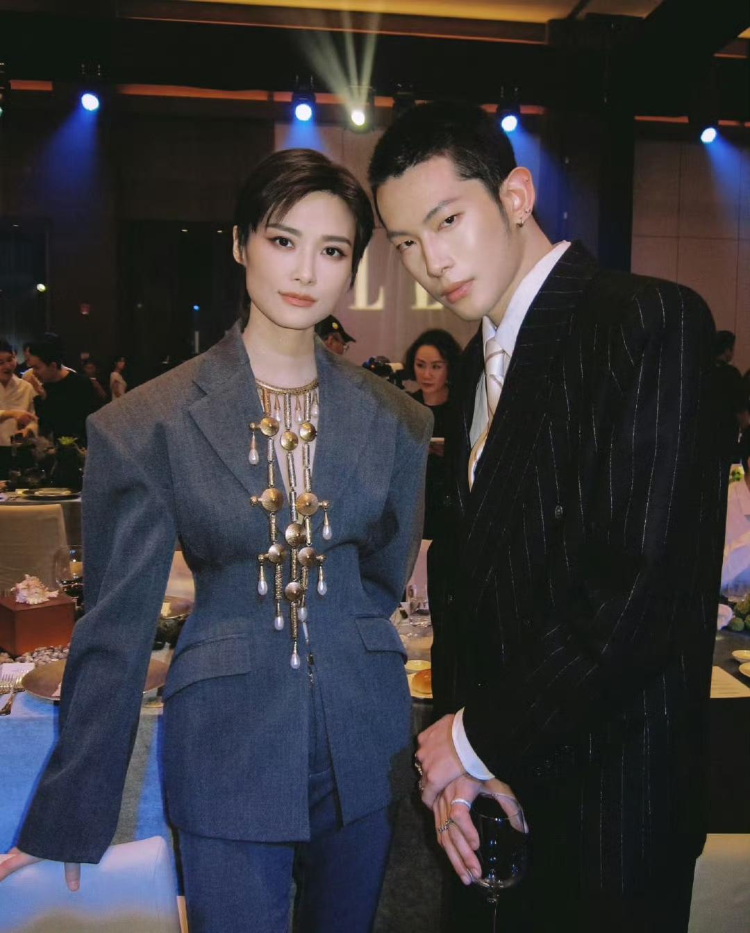 李宇春elle红毯造型，范儿十足！发现了吗？李宇春这个造型最抢眼的地方就是项