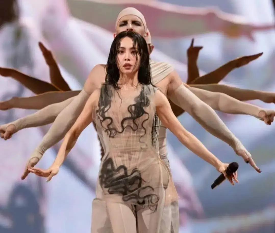 2亿只够搭台子！蔡依林把整场演唱会当电影拍。舞台特效烧掉5亿，一条30米机