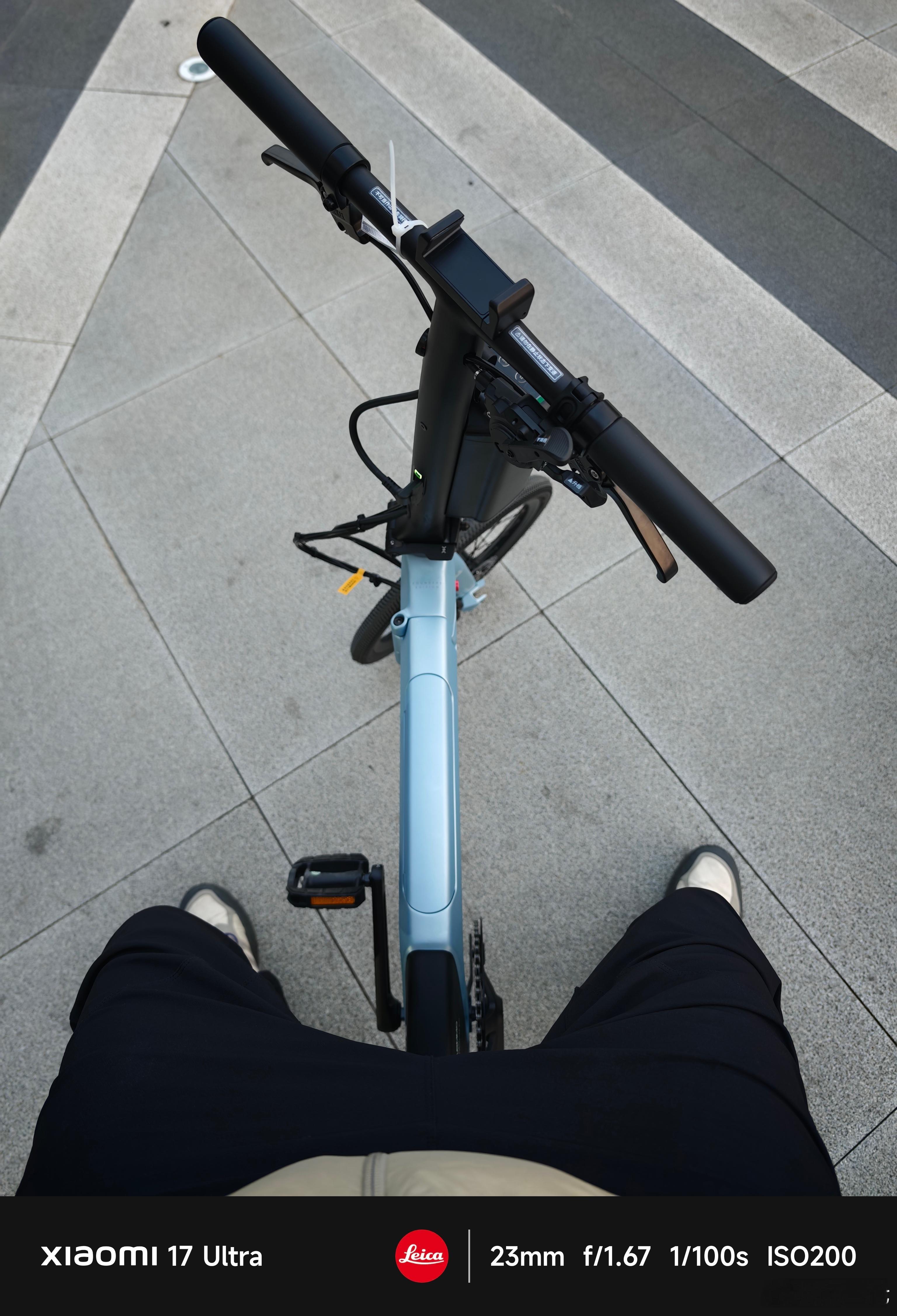 朋友提了一台蔚来商城的小自行车，还挺有意思的。自带电池，提供3个档位的电助力，骑