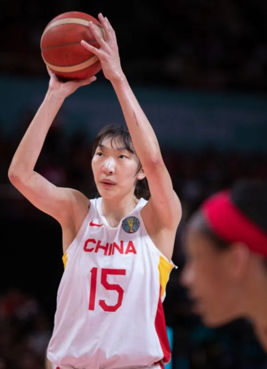 中国女篮在2025年亚洲杯的卫冕概率较高，综合实力、热身赛表现及主场优势等因素使