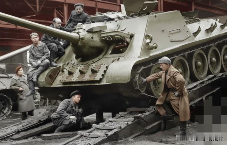 一般来说，苏-100自行火炮没有装备机枪这是其一个显著的缺点，但考虑到苏-100