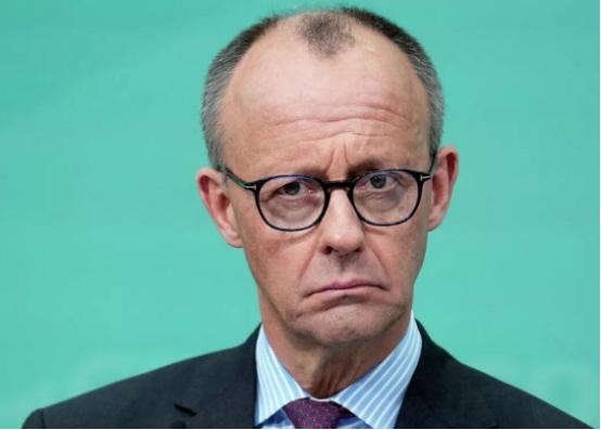 默茨这是要牺牲自己，照亮德国年轻人？据路透社报道，德国总理默茨13日表示，为了推