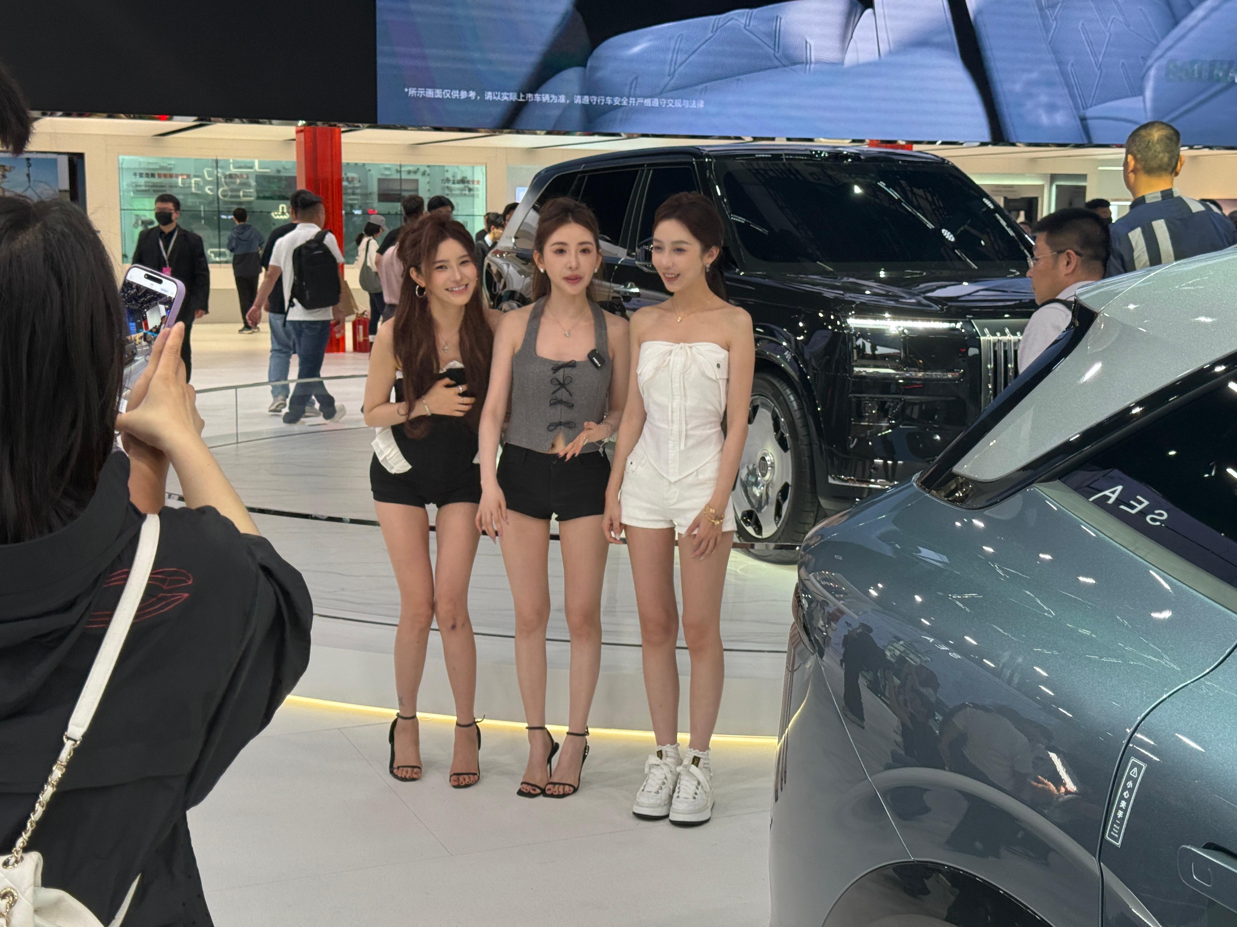 来看一下极氪007GT！这个白色怎么样？[滑稽笑]​​​