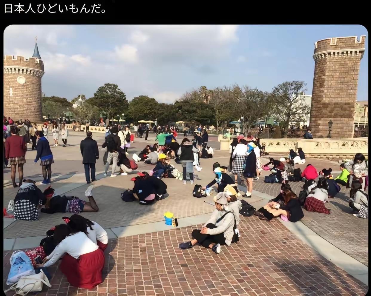 这回没法甩锅中国了？！日本迪士尼人潮涌动！日本网民看到大量游客席地而坐，于是又