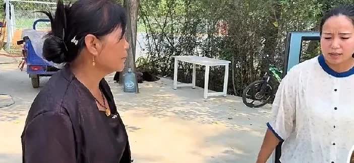 阿杜妈妈打扮一番，想送雨露回去！今天赶到一个好日子十六，没等到住满八天了，今