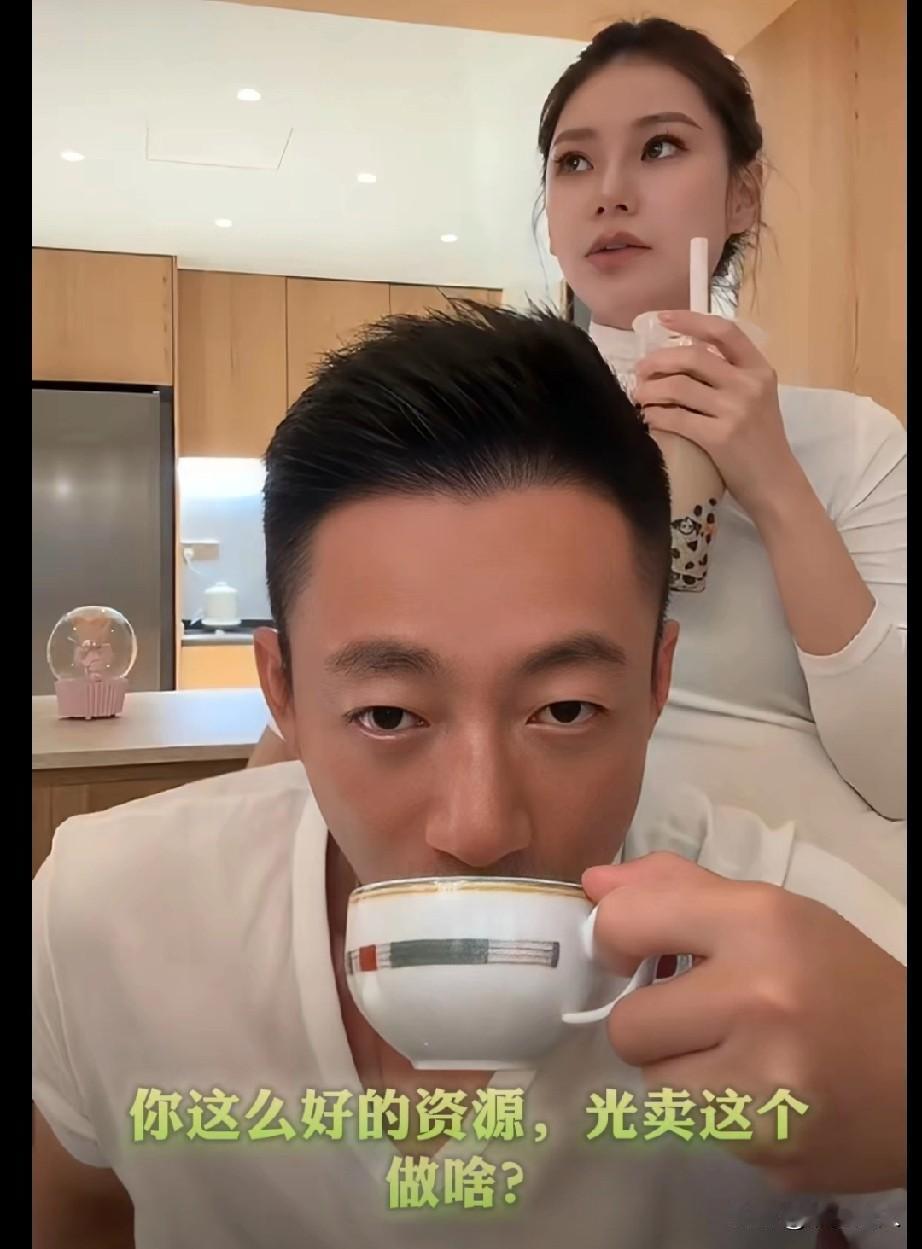 刚刷到汪小菲和马筱梅穿情侣装直播,俩人凑一块儿介绍麻六记干粉,评论区直接炸了!有