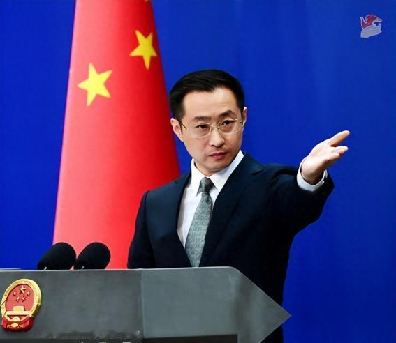 有记者曾经采访一位新加坡华人，询问到“如果中美开战，你会支持谁”，这位新加坡人毫
