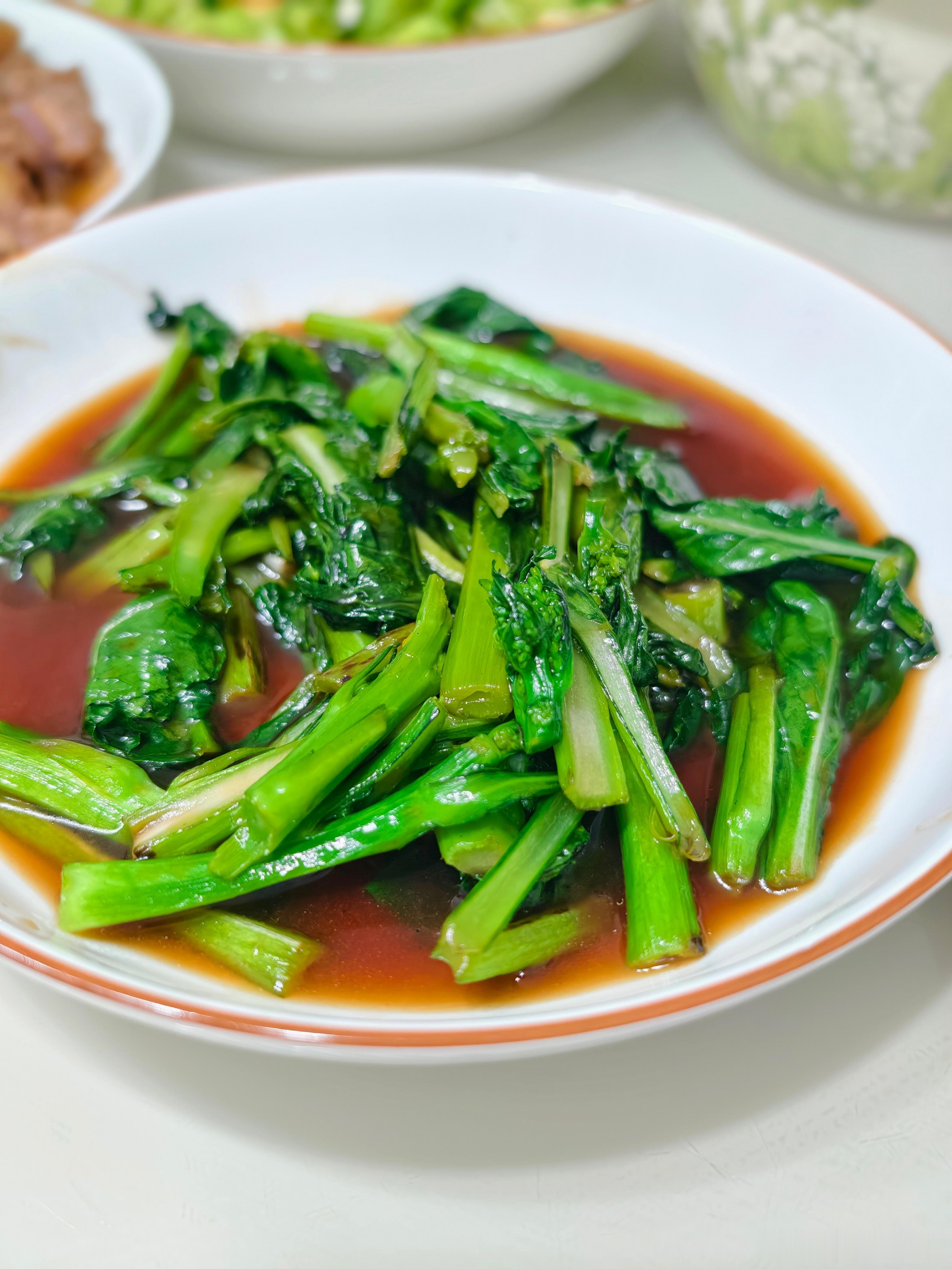 昨晚大美炒青菜做法是：先把菜炒到断生，然后倒入调好的料汁翻炒入味。调料汁时，放了