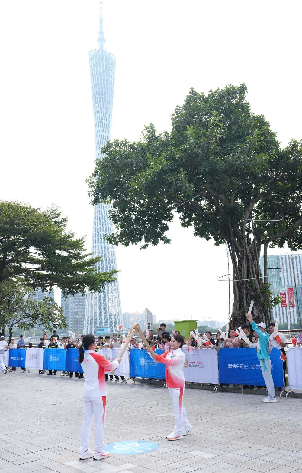 有网友说，对比杭州亚运会这届全运会真寒酸。[呲牙笑]这届全运会，不是寒酸，是换