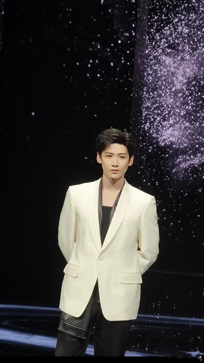 白敬亭来一雪前耻了