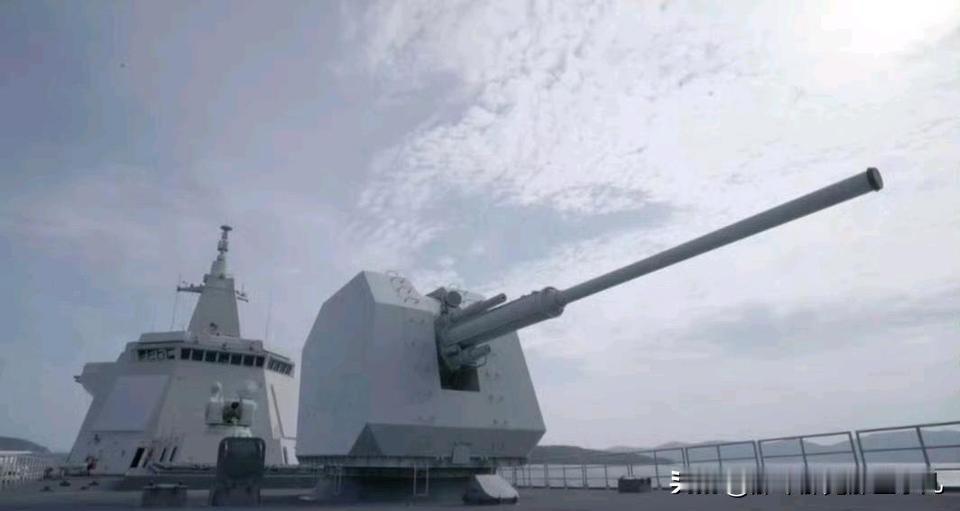 新批次的055主炮去掉了前面的爬梯，外表显得更美观。早期的围栏看上去是可以