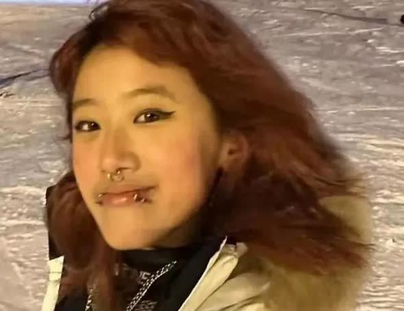 贾静雯女儿梧桐妹晒新照啦！鼻环摘了，浓妆也卸了，哇塞，这才是19岁该有的模样——