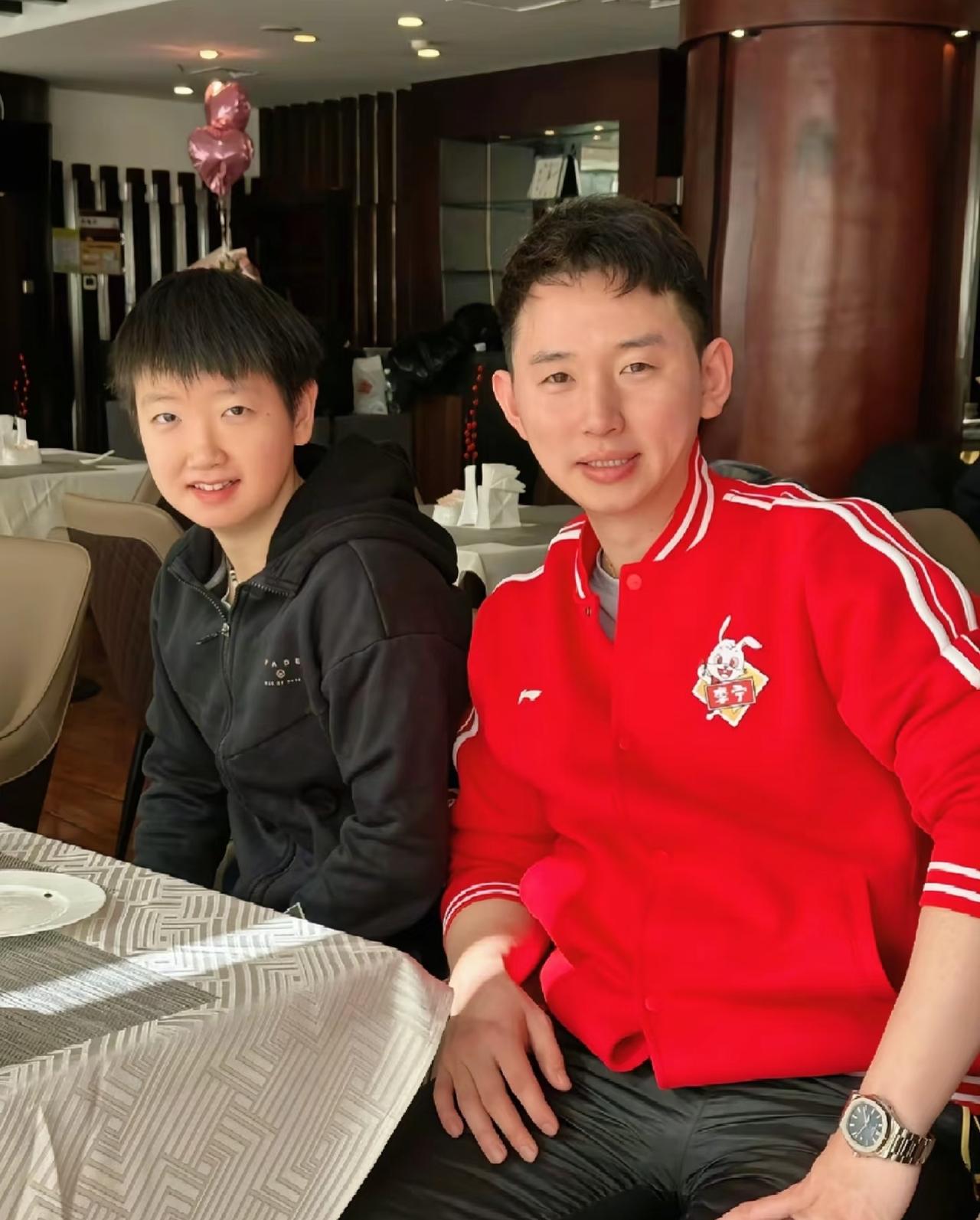 给莎莎蹭电瓶车的国乒队员叫张煜东。莎莎抓住最后的机会进入国乒二队，很快就成为队