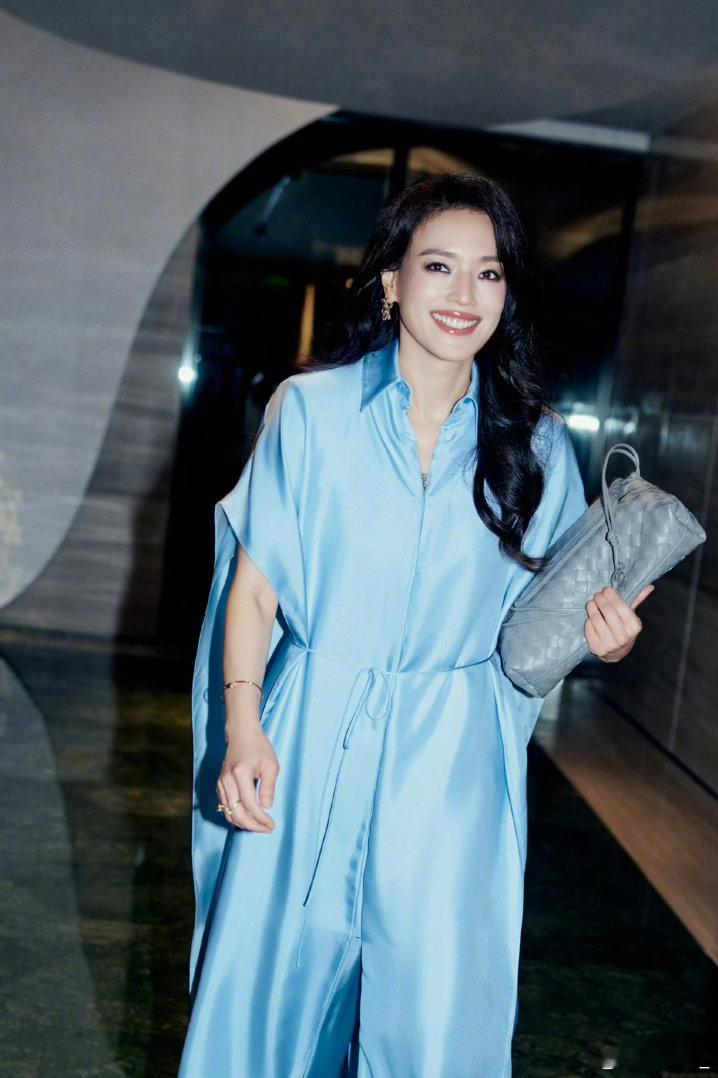 舒淇亮相中国电影导演之夜，身着BOTTEGAVENETA26秋季蓝色丝缎衬衫裙