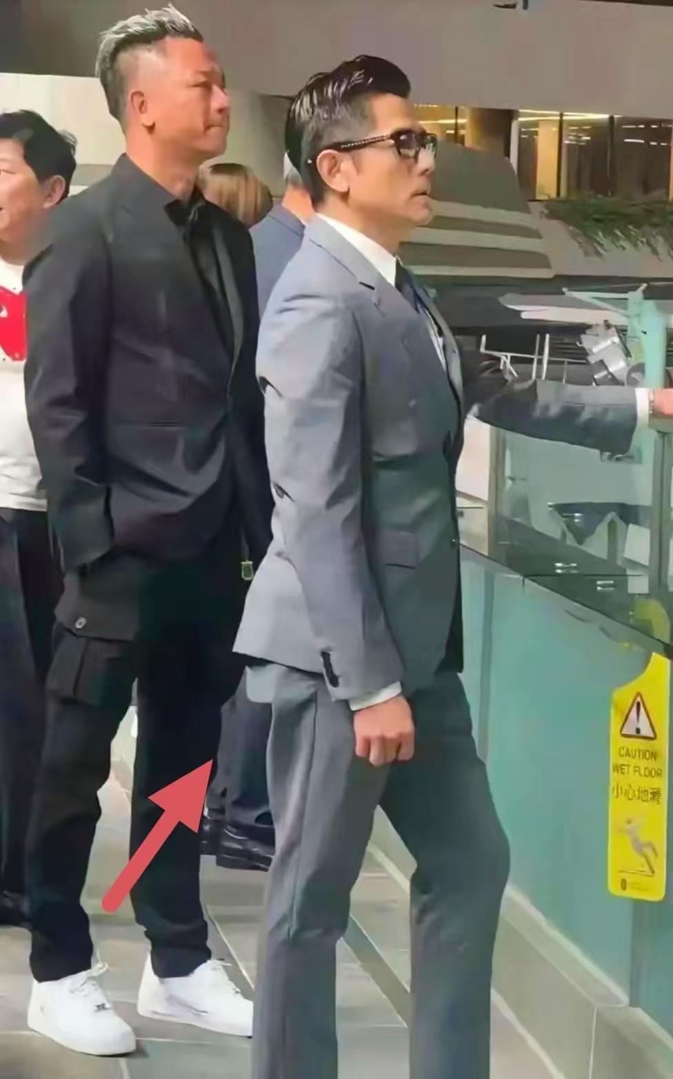 不得不说还真挺佩服郭富城六十多岁了唉站在这里比小伙子还挺这身姿这仪态比