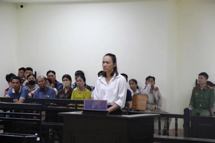 越南女司机喝下8罐啤酒开车·撞死公社主席最终判决陪审团强迫被告黎氏锦志向
