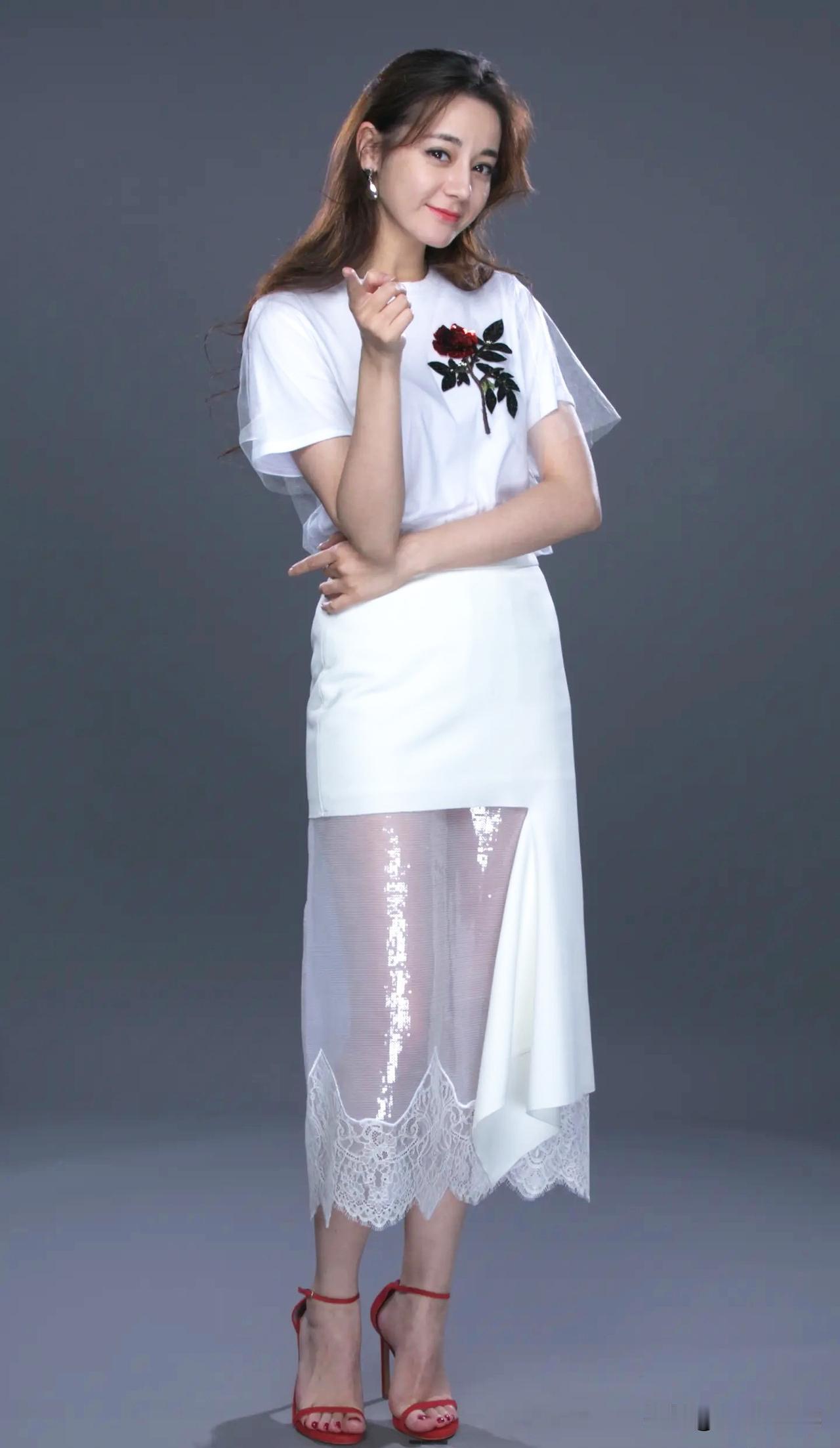 迪丽热巴身穿透明长裙，隐隐约约的看到大长腿