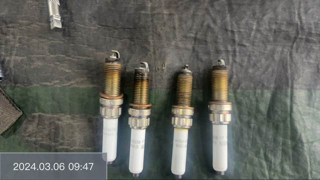 21年325火花塞更换车子开了三年才两万公里，换下来的火花塞，每次加机油只让加