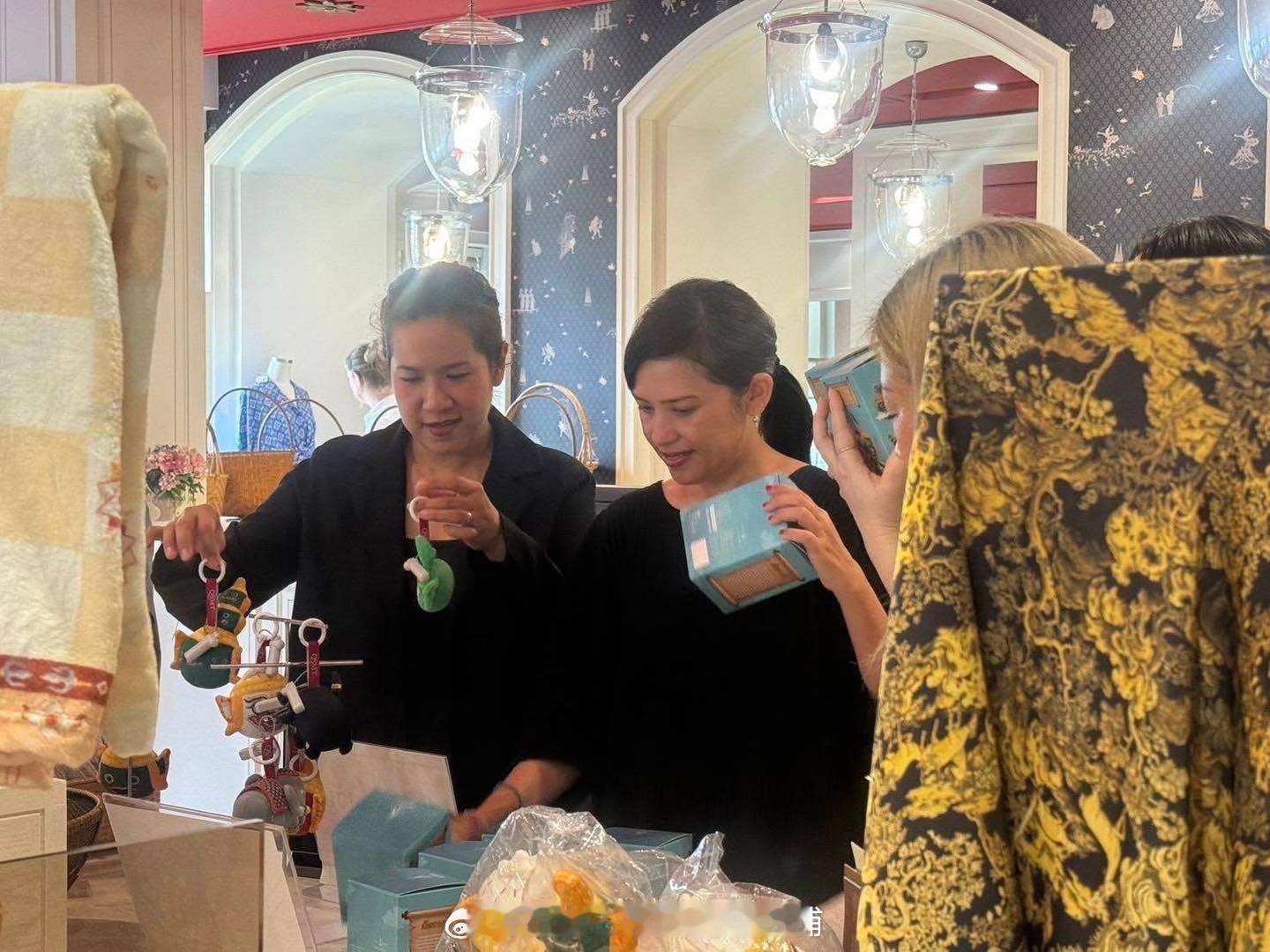 王室王室泰国王室诗丽吉亚2026年2月24日，诗丽吉亚参观红唇姐纺织博物馆举办