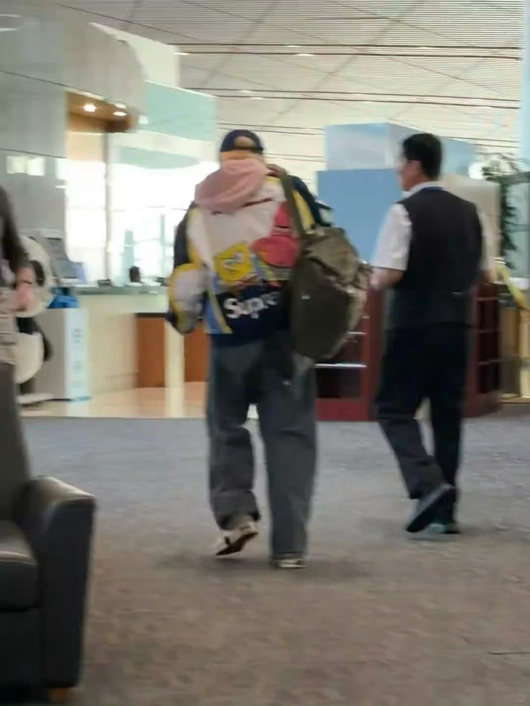 网友大早晨机场偶遇鹿晗，宝宝哥穿海绵宝宝衣服咋这么萌，好帅氛围感好足。首都机场偶