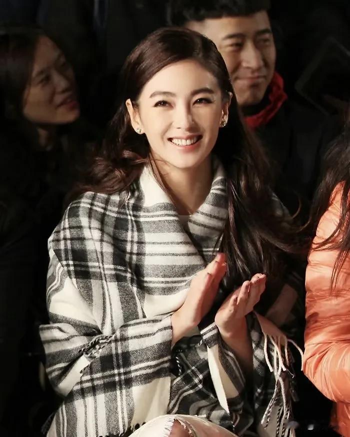 张雨绮年轻时的长相是真的美，我甚至是觉得她的颜值跟刘亦菲、baby是一个档次，都