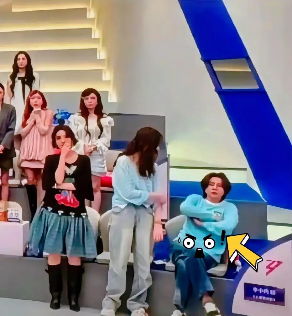 王濛又双叒叕挂脸了！4月11日凌晨，她直接把“不爽”写在了脸上，连李小冉伸手