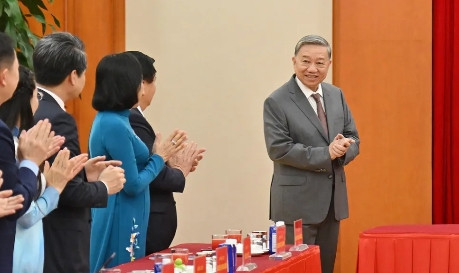不得不说，苏林很会做工作！他专门抽出时间来会见越南国会年轻代表。苏林近日一改以