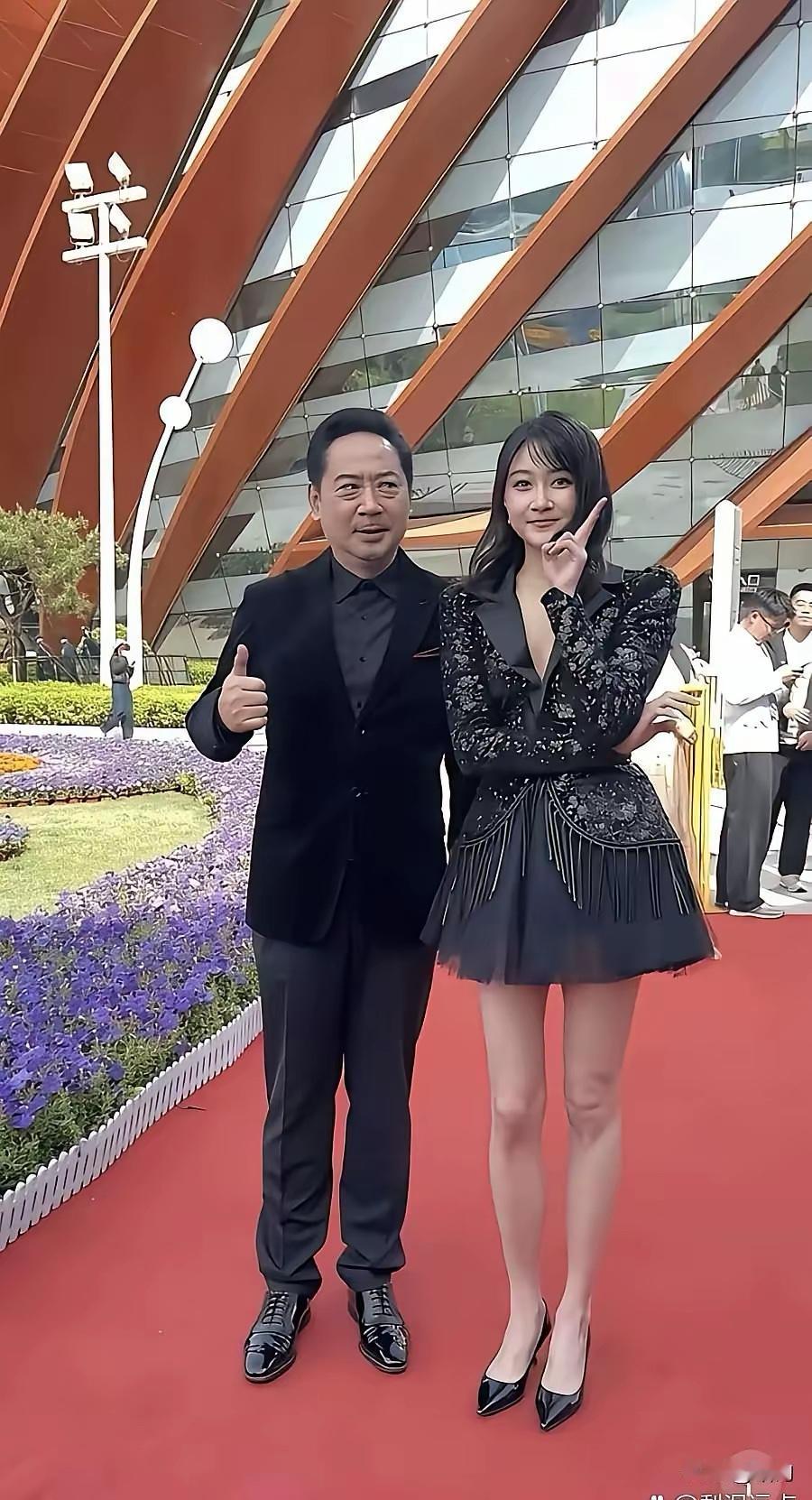 眼袋都能包饺子了，还瞅。