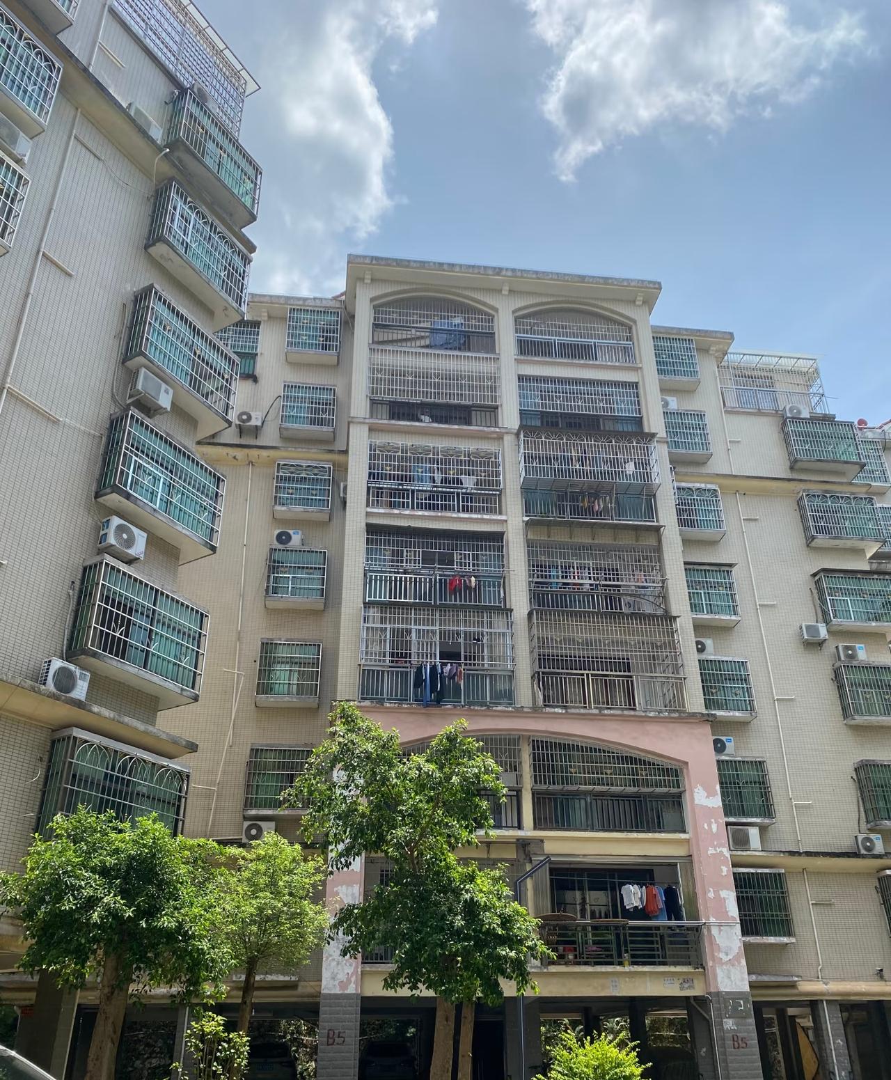 20出头在外面打工，从事模具行业，两班倒，一个月休息两天，扣完五险一金，