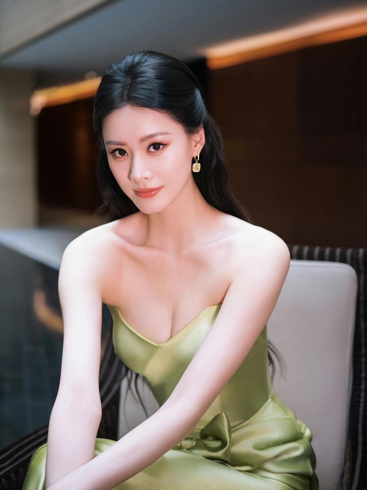 被赵夕汐这套鎏金高定礼服妆造惊艳！华贵温柔气质戳心巴