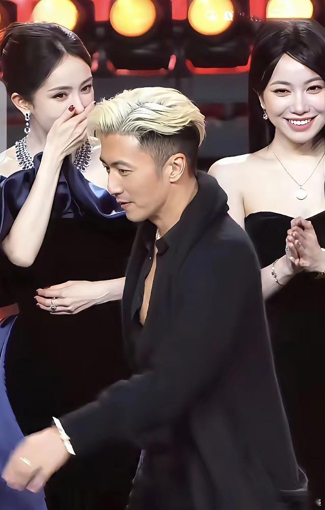 谢霆锋这波营业，算得比剧本还准。镖人：风起大漠砸7亿成本，定档2026春节档，