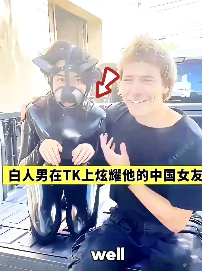 一堆人都在刷，说那个女孩太假了，让她配合就配合。可我告诉你，她不敢不配合。人