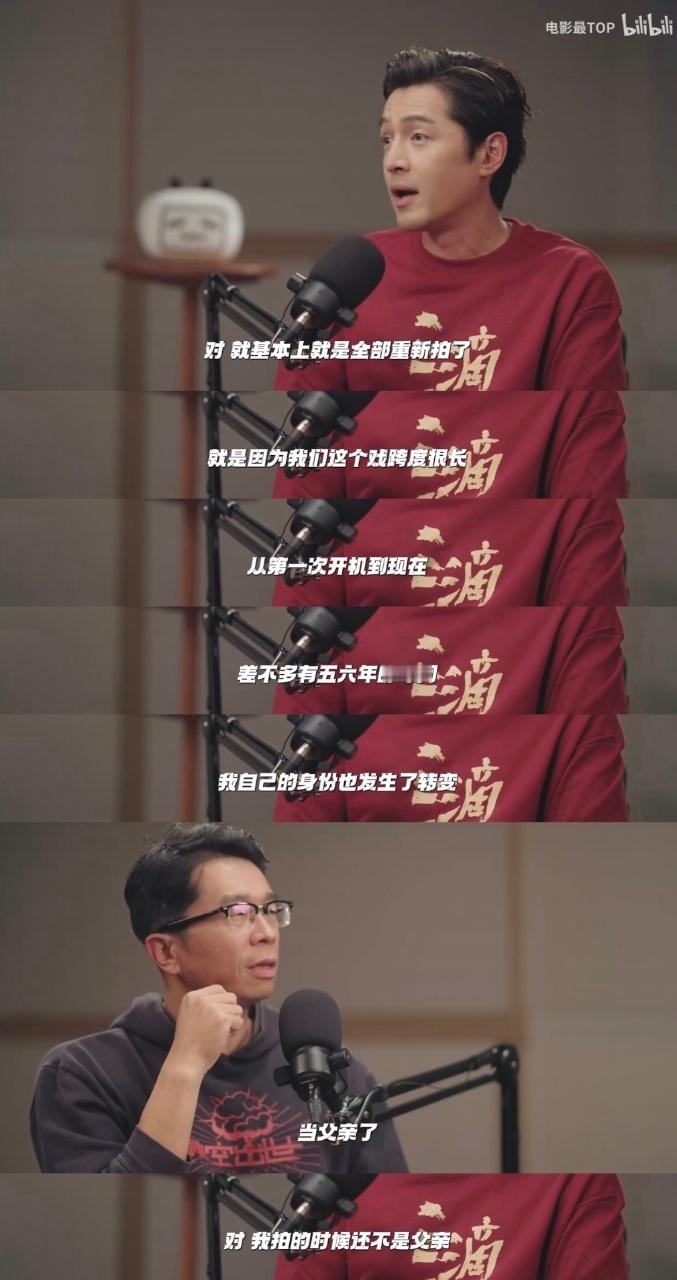  胡歌在《三滴血》路演的时候收到粉丝送的大湾鸡玩偶，说自己的女儿一定喜欢！又想到