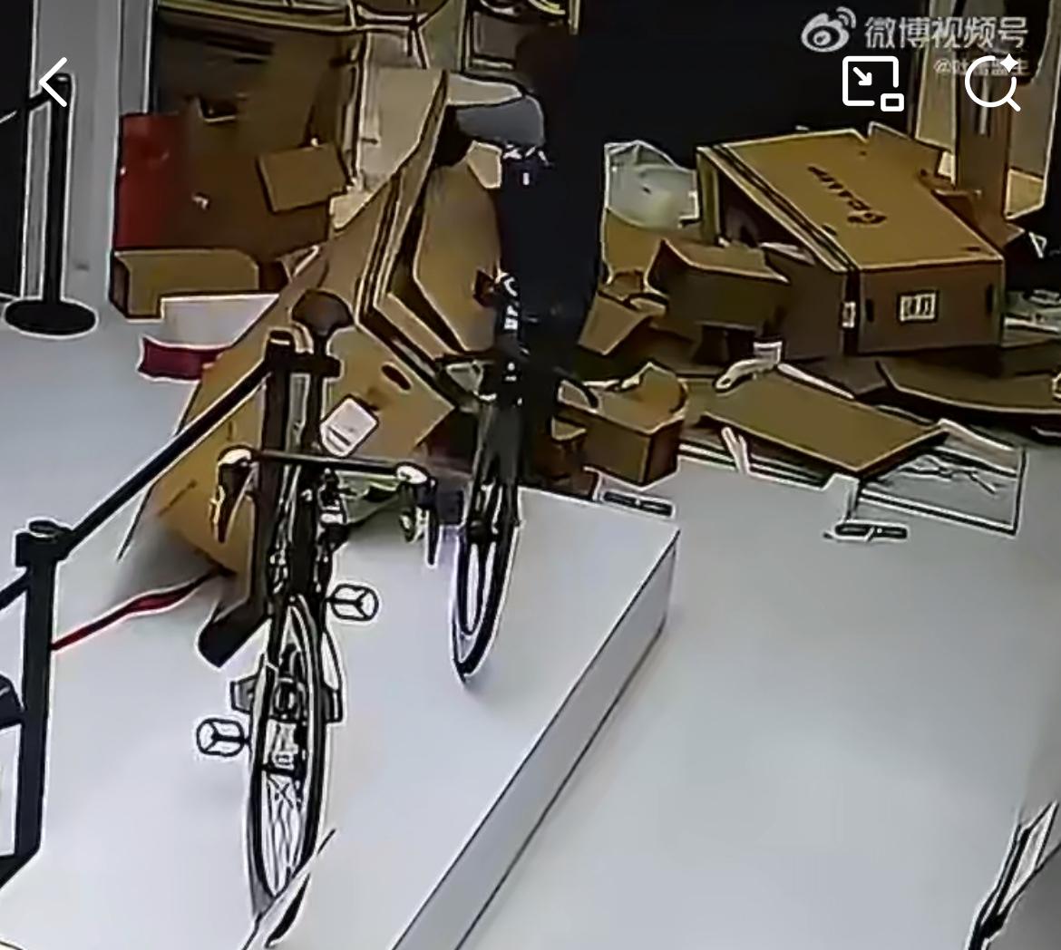 老人捡纸壳不慎碰倒展厅十几万高端自行车，赔偿问题引发争议。事发一高端自行车展厅