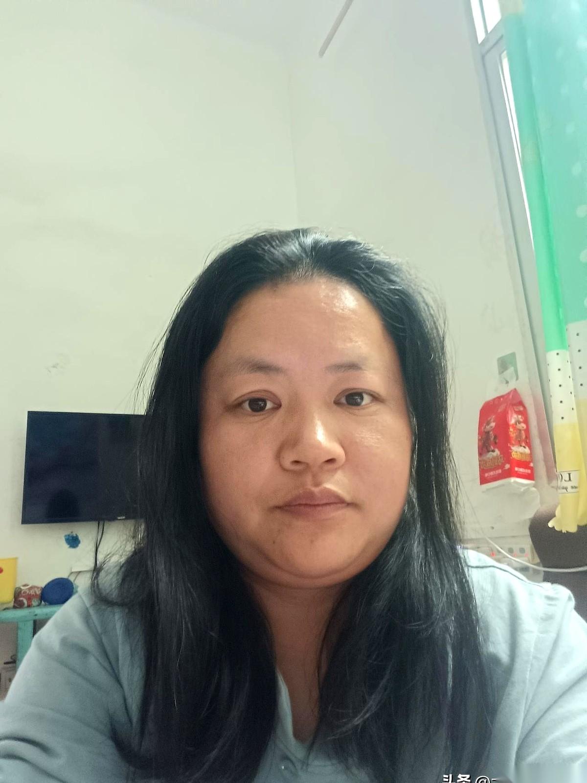 她能和楼下的邻居笑着聊上十分钟天气，能把孩子的衣服洗得干干净净，还能在哄睡时，用