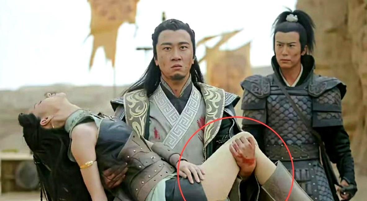 丝袜闪现在明代庭院，鼠尾辫秒变韩式厚刘海，观众弹幕瞬间炸成两色：出戏！上头！事