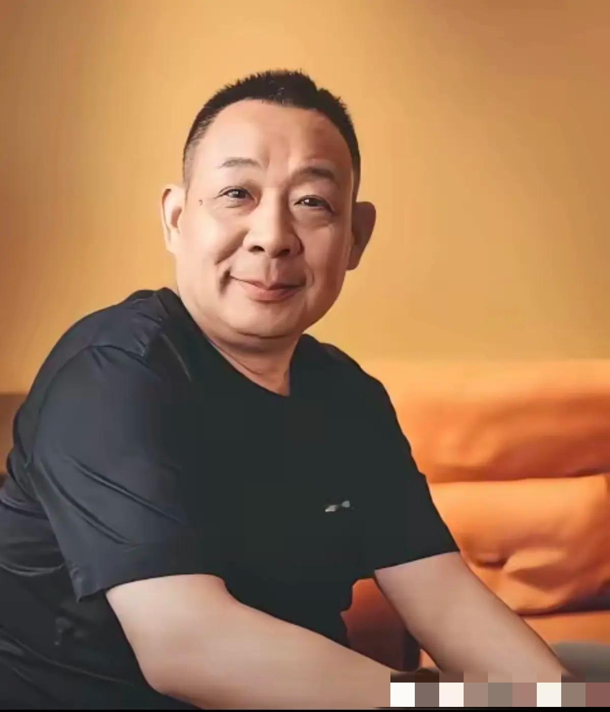 于东来谈给员工涨工资，于东来说：“前几天我去禹州店转悠，瞅见生鲜部小赵蹲在冷库门
